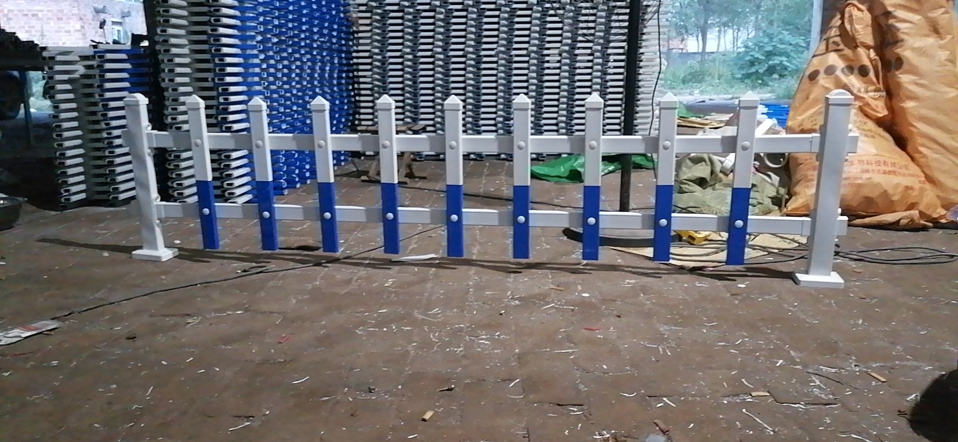 pvc草坪護(hù)欄定制